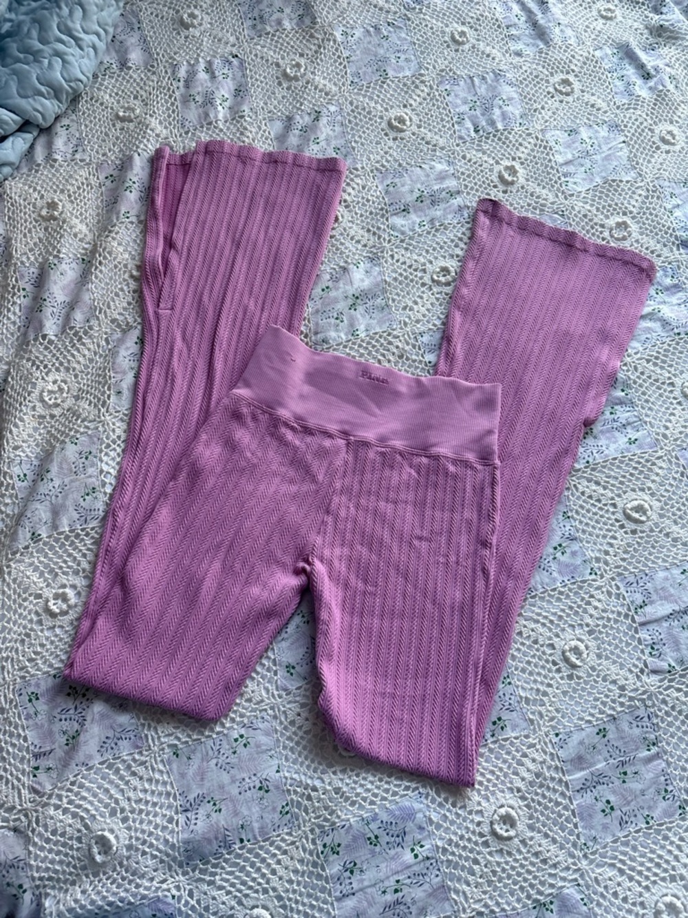 Victoria’s Secret PINK soft seamless cable flare leggings - Picture 7 of 8